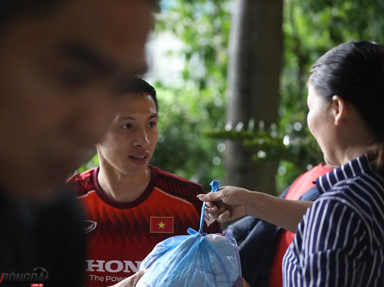 Ngay sau phần trả lời truyền thông trước buổi tập, Hùng Dũng chính là người "gửi thư" của bố mẹ Quang Hải. Ảnh: Minh Anh.