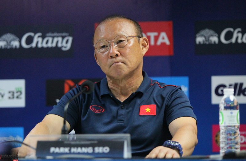 "Khi chúng ta làm công tác phỏng vấn thì nên trật tự để có được hiệu quả tốt hơn. Đó cũng là một phép lịch sự tối thiểu. Nếu ai đó không thích nghe có thể ra ngoài." HLV Park Hang-seo tỏ ra khó chịu.