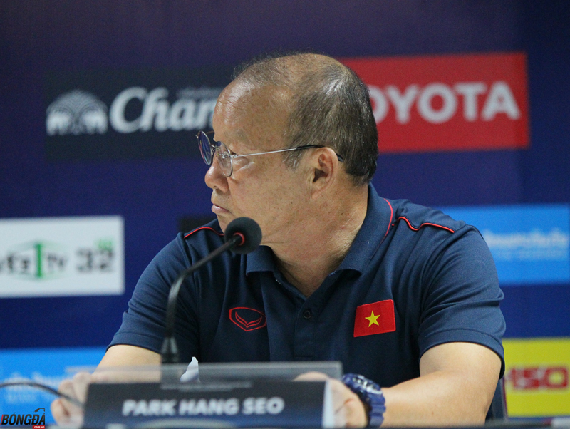 Theo đó, nếu như Quế Ngọc Hải khá thoải mái và tự tin thì HLV Park Hang-seo lại tỏ ra không hài lòng với phóng viên nước chủ nhà.