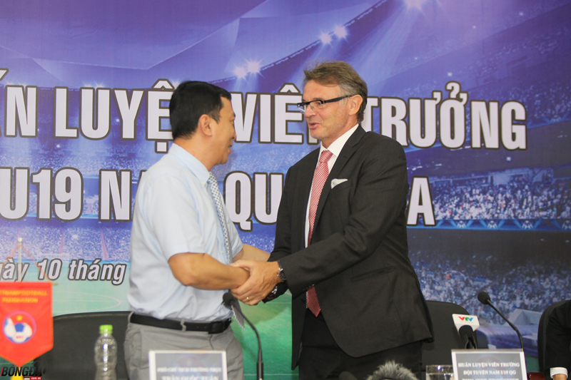 HLV Philippe Troussier tại buổi ra mắt U19 Việt Nam. Ảnh: Minh Anh.