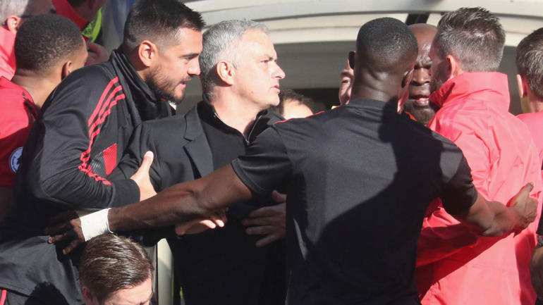 Gary Neville cho rằng những phản ứng của Mourinho cho thấy thứ cảm xúc nguyên thủy nhất bóng đá mang lại.