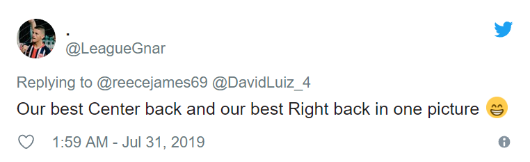 Trung vệ số một và hậu vệ phải số một của chúng ta nằm trong cùng một tấm ảnh.