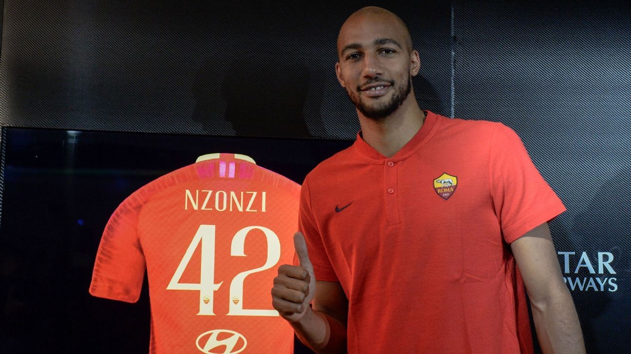 Cái tên đầu tiên là Steven N'Zonzi, tiền vệ thuộc biên chế AS Roma, hiện đang chơi bóng cho Galatasaray theo dạng cho mượn.
