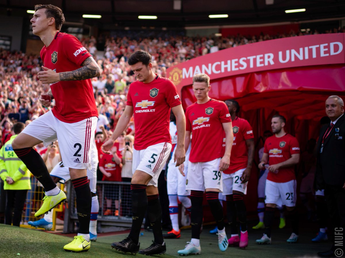 Manchester United đang chìm sâu vào khủng hoảng. Giai đoạn lượt đi, họ được gọi là "Robin Hood xứ sương mù" khi thường chơi rất hay trước các ông lớn, nhưng lại bế tắc trước những đội bóng nhỏ.
