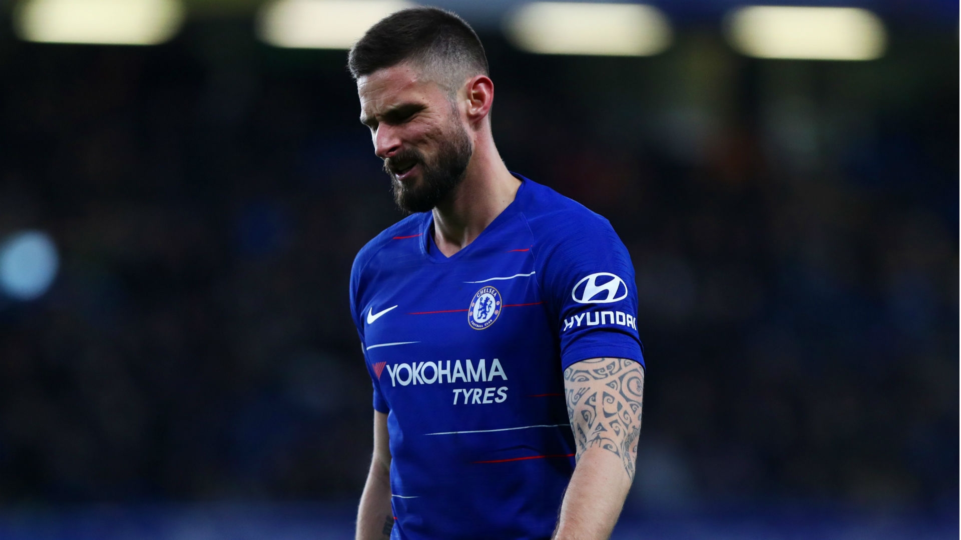 Tại tây London, Olivier Giroud cũng không hài lòng với cuộc sống của mình tại Stamford Bridge.