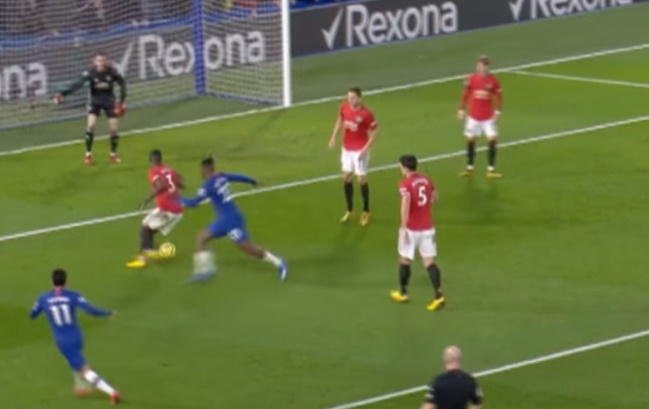 Bailly quá tự tin phô diễn kỹ thuật cá nhân.