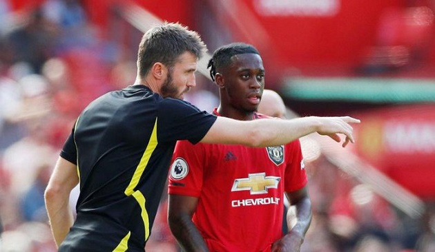 Cụ thể thì theo tiết lộ từ The Athletic, 2 thành viên trong BHL của MU là Michael Carrick cùng Kieran McKenna đang cùng làm việc với Wan-Bissaka để cải thiện khả năng tham gia tấn công của anh.