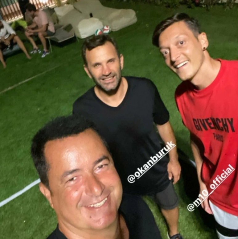 Ảnh bài viết Trở lại Thổ Nhĩ Kỳ, Ozil gặp mặt và selfie cùng 2 'nhân vật lớn'