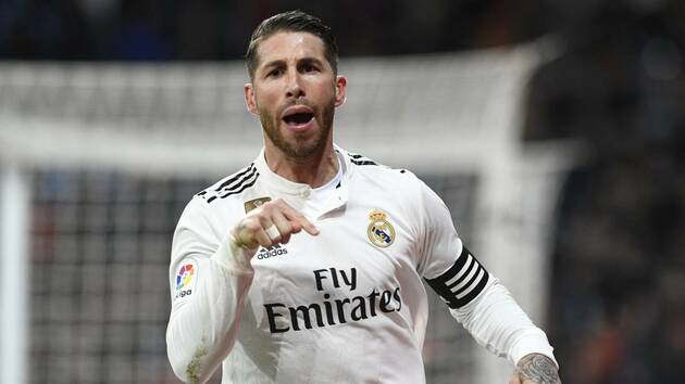 8. Sergio Ramos. Trung vệ người Tây Ban Nha được ví như "cây trường sinh" của Real Madrid. Dù đã bước sang tuổi 34, song anh vẫn giữ vai trò thủ lĩnh nơi hàng phòng ngự đội bóng hoàng gia Tây Ban Nha, tính đến nay Ramos có đến 15 năm 1 tháng gắn bó cùng Los Blancos.