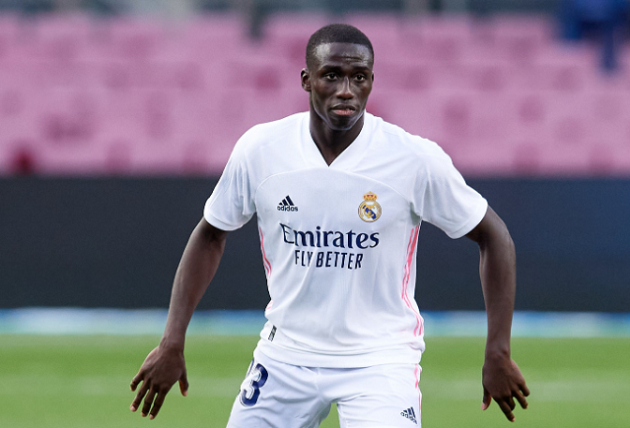 Nơi vị trí hậu vệ trái, Ferland Mendy cùng với lão tướng Marcelo sẽ tiếp tục cạnh tranh cho một vị trí đá chính.