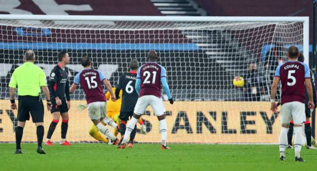 Dawson rút ngắn cách biệt cho West Ham, nhưng bàn thắng của anh không giúp đội chủ nhà có điểm.