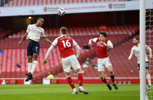 Raheem Sterling đã có pha đánh đầu cực chuẩn xác.