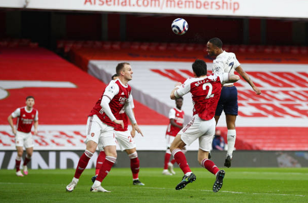 Tình huống đánh đầu chuẩn mực của Raheem Sterling.