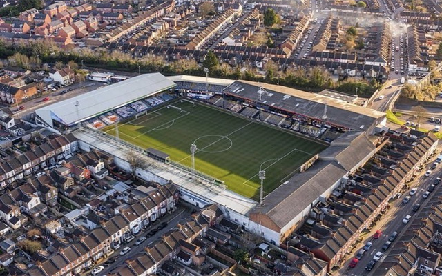 Sân Kenilworth Road của Luton Town chỉ có sức chứa 10.356 chỗ ngồi, CĐV phải đi qua các ngôi nhà lân cận mới vào được bên trong sân.