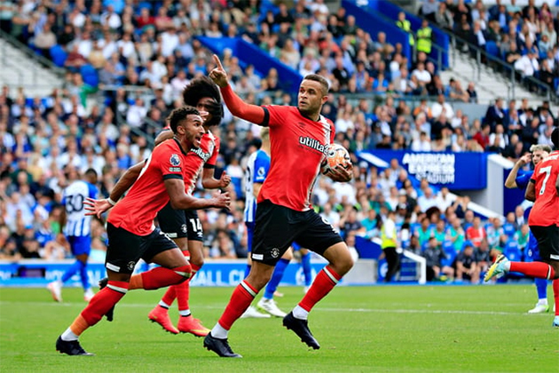Tiền đạo Carlton Morris ghi bàn danh dự trên chấm phạt đền ở trận gặp Brighton.
