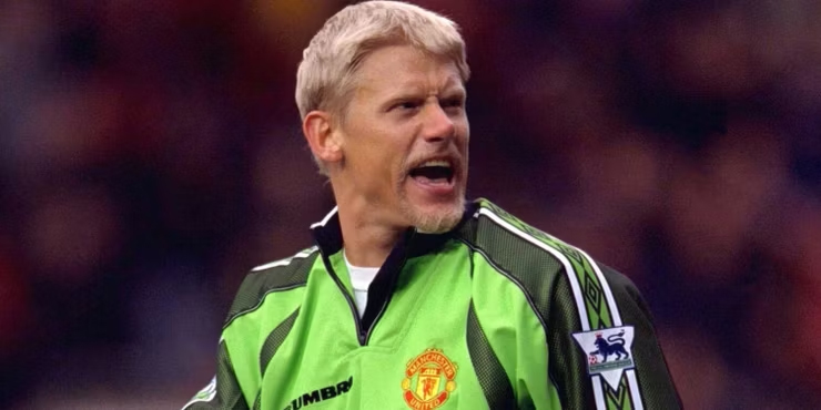 1. Peter Schmeichel. Ông đóng vai trò quan trọng trong sự thống trị của Man United ở những năm 90. Với 310 lần ra sân tại giải đấu và 128 lần giữ sạch lưới, Schmeichel đã chứng minh ông là một trong những thủ môn xuất sắc nhất mọi thời đại.