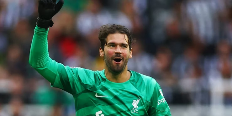 5. Alisson Becker. Trong mùa giải 2018/19, tân binh của Liverpool đã giữ sạch lưới 21 trận ở Premier League, nhiều nhất trong bất kỳ thủ môn nào ở mùa giải ra mắt từ trước đến nay, kể từ Pepe Reina vào năm 2006.