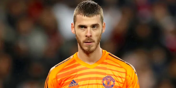 6. David De Gea. Vào năm 2017, De Gea trở thành cầu thủ đầu tiên giành giải Cầu thủ xuất sắc nhất của Man United 3 lần liên tiếp. Anh đã thi đấu 545 trận ở tất cả các giải đấu và đứng thứ 7 trong danh sách ra sân nhiều nhất trong lịch sử của Quỷ đỏ.