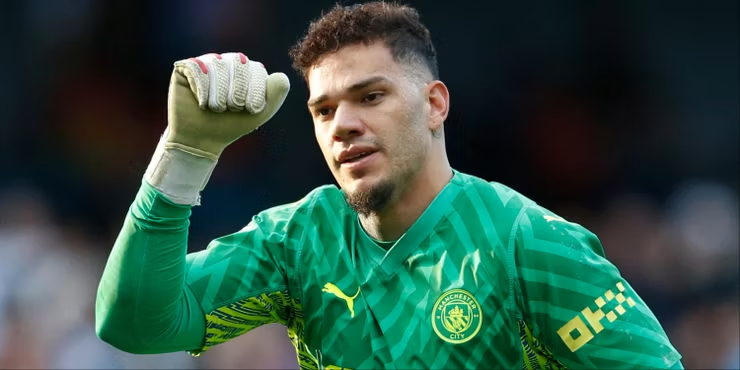 7. Ederson. Thủ môn người Brazil đã có mùa giải đầu tiên ấn tượng với Man City, giữ sạch lưới 16 trận và đóng vai trò quan trọng trong sự thành công của câu lạc bộ ở Premier League.