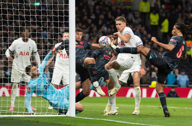 Nathan Ake ghi bàn thắng ở phút 88.