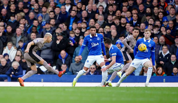 Everton lấy lại được 4 điểm.