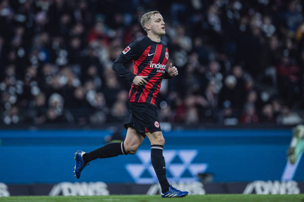 Van de Beek thi đấu không quá nổi bật tại Frankfurt.
