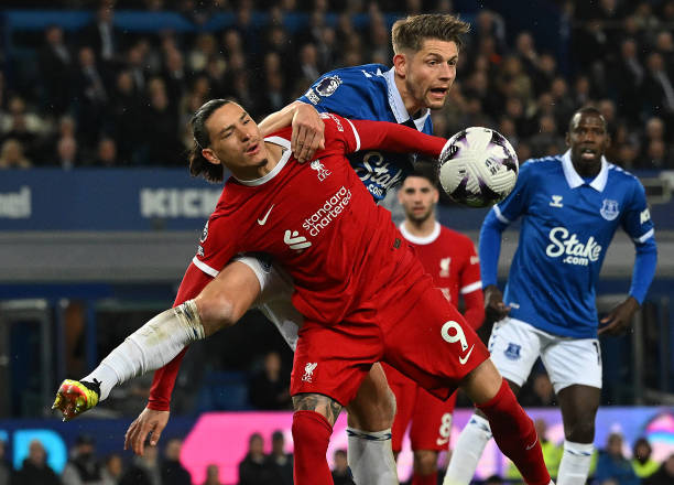 Nunez bỏ lỡ nhiều cơ hội ghi bàn trong trận thua trước Everton.