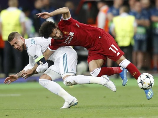 Cận cảnh pha phạm lỗi của Ramos với Mohamed Salah.