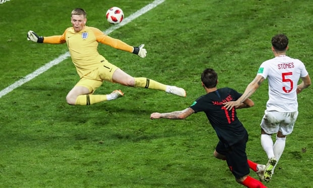 Bàn thắng quyết dịnh của Mandzukic ở hiệp phụ khiến giấc mơ chung kết của người Anh tan biến.