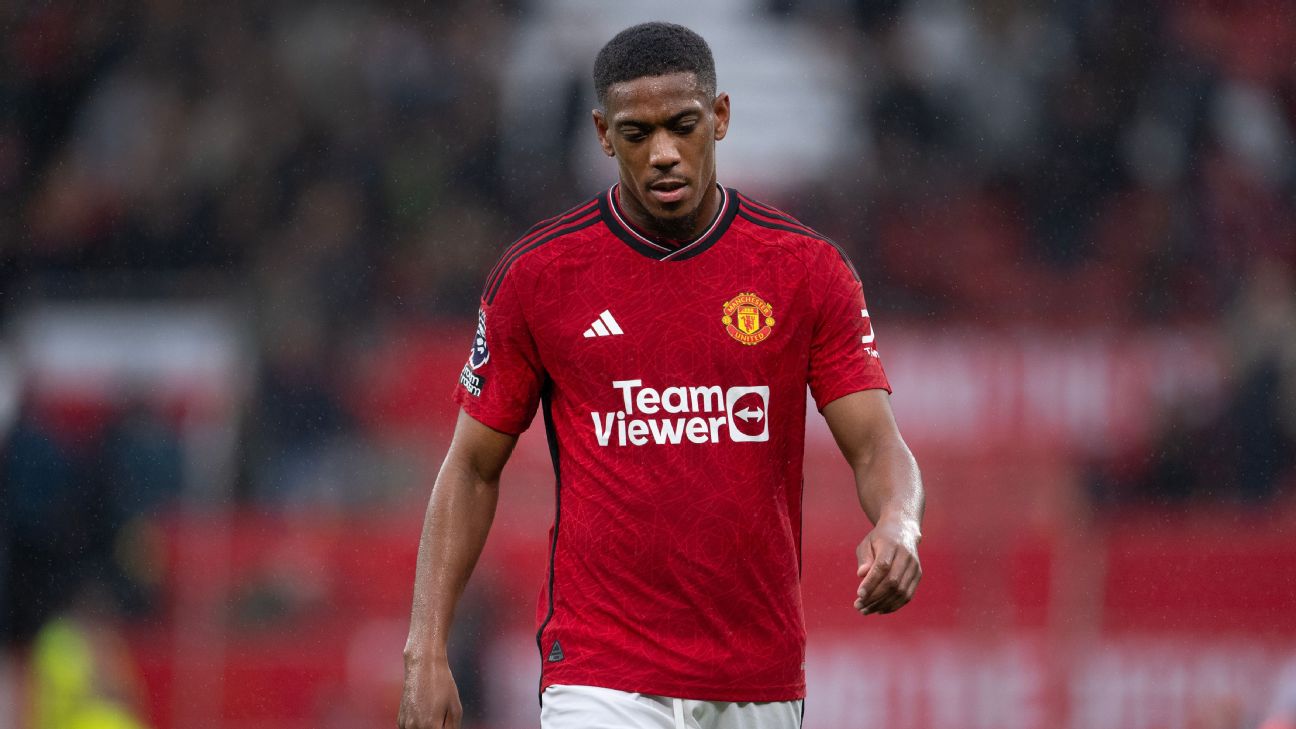 Tiền đạo cắm: Anthony Martial. Sự nghiệp của Martial chuẩn bị đi đến hồi kết ở Man United. Chân sút người Pháp đóng góp hạn chế vào lối chơi của đội nhà khi anh liên tục ngồi ngoài bởi chấn thương.