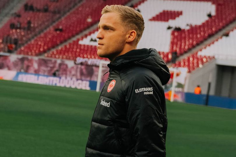 Van de Beek không thể hiện được nhiều tại Frankfurt.