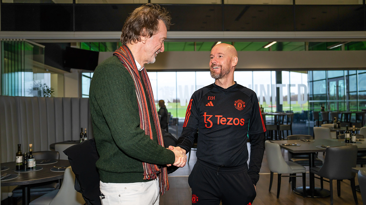 Đặc biệt truyền thông Anh còn khẳng định nếu Ten Hag không thể giúp Quỷ Đỏ cán đích trong top 4 Premier League mùa này, ông sẽ bị đồng sở hữu CLB, Sir Jim Ratcliffe sa thải ngay lập tức.