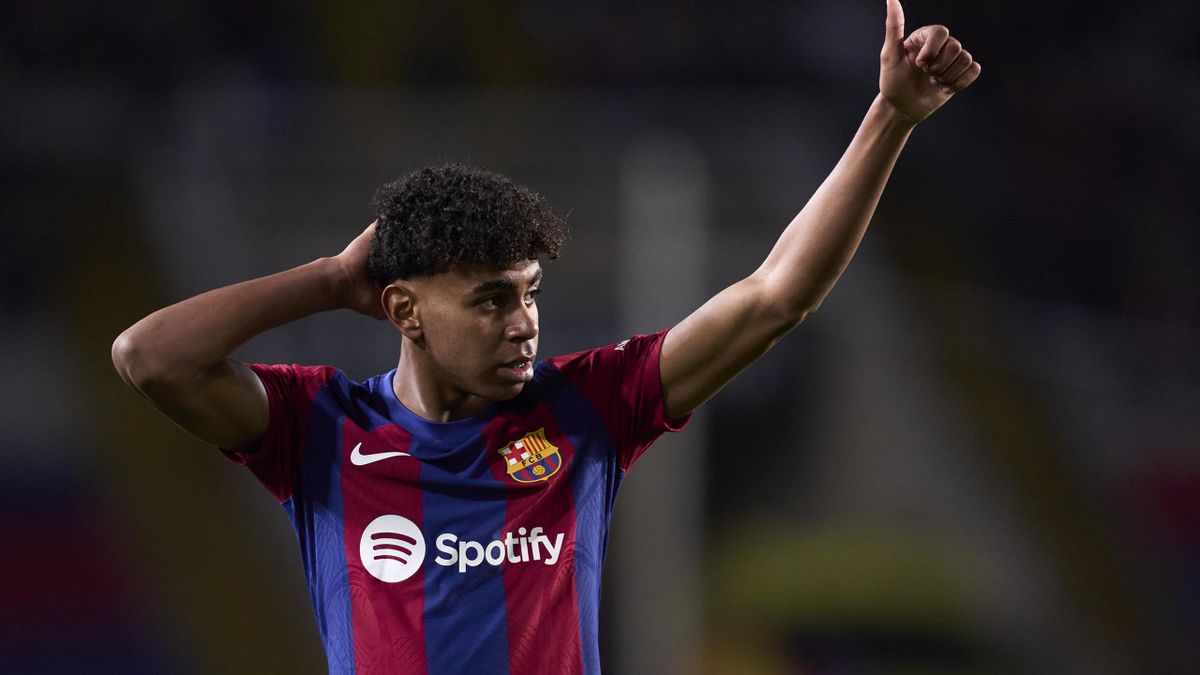 Cầu thủ chạy cánh phải: Lamine Yamal (124 triệu bảng). Yamal đang ngày càng tiến bộ trong màu áo Barcelona. Sao mai 16 tuổi đóng góp 5 bàn thắng và 4 kiến tạo ở mùa giải năm nay.
