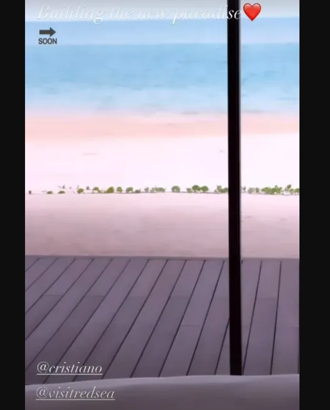 Ngoài ra bên ngoài còn có một bể bơi chung, nơi du khách có thể phóng tầm mắt ngắm nhìn Biển Đỏ từ trên cao.