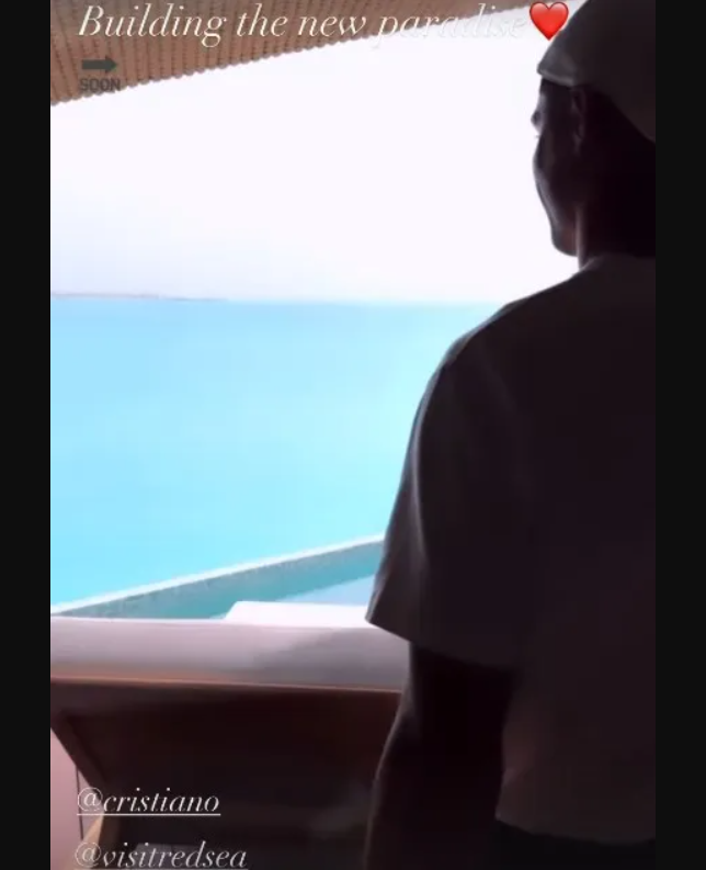 Được biết, để có thể đi đến hòn đảo nơi khu nghỉ dưỡng tọa lạc, du khách cần phải thuê 1 chuyến tàu bí mật từ 1 cảng của Saudi Arabia.