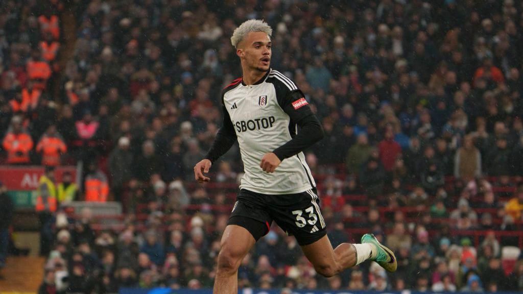 4. Antonee Robinson, Fulham. Robinson là hậu vệ trái hay nhất Premier League mùa này. Khả năng đọc trận đấu tốt biến Robinson thành điểm tựa nơi hàng thủ Fulham. Hậu vệ người Mỹ xứng đáng lọt vào đội hình tiêu biểu Premier League.