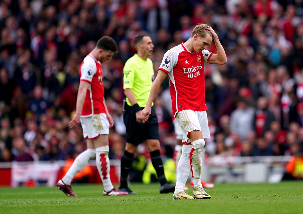 Arsenal nhận liên tiếp 2 bàn thua ở thời điểm cuối trận.