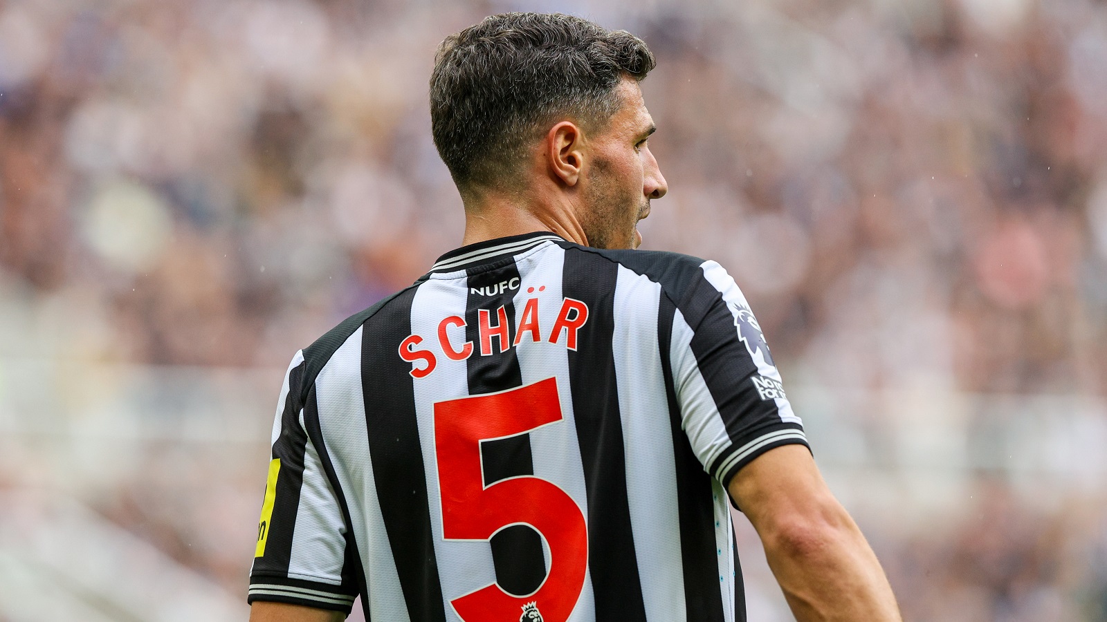 9. Fabian Schar, Newcastle. Schar là một trong những hậu vệ có phong độ tốt nhất của đoàn quân Eddie Howe mùa này.