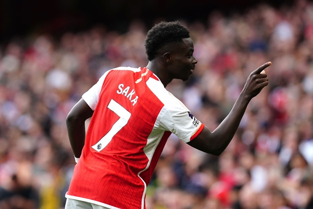Tiền vệ phải Bukayo Saka: Cùng với Rice, Saka là cái tên duy nhất đang thi đấu cho Arsenal xuất hiện trong đội hình này. Kể từ khi ra mắt đội 1 năm 2018, ngôi sao người Anh dần trở thành trụ cột không thể thay thế bên biên phải. Mùa này, Saka đã ghi được 19 bàn thắng và có 13 kiến tạo.
