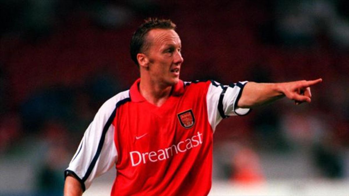 Hậu vệ phải Lee Dixon: Cái tên cuối cùng trong bộ tứ vệ được Morgan lựa chọn là huyền thoại Dixon, người có 14 năm cống hiến cho Arsenal và có 4 lần đăng quang Premier League. Quãng thời gian gắn bó với Pháo Thủ, Dixon còn được ví như ông vua danh hiệu ở sân Highbury.