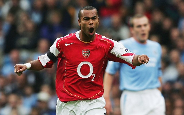 Hậu vệ trái Ashley Cole: Hậu vệ người Anh nổi tiếng trong quãng thời gian thi đấu cho 2 CLB lớn nhất thủ đô London là Arsenal và Chelsea. Cole khoác áo Arsenal từ năm 1999-2006 và là 1 phần trong chiến tích The Invincibles mùa 2003/04.