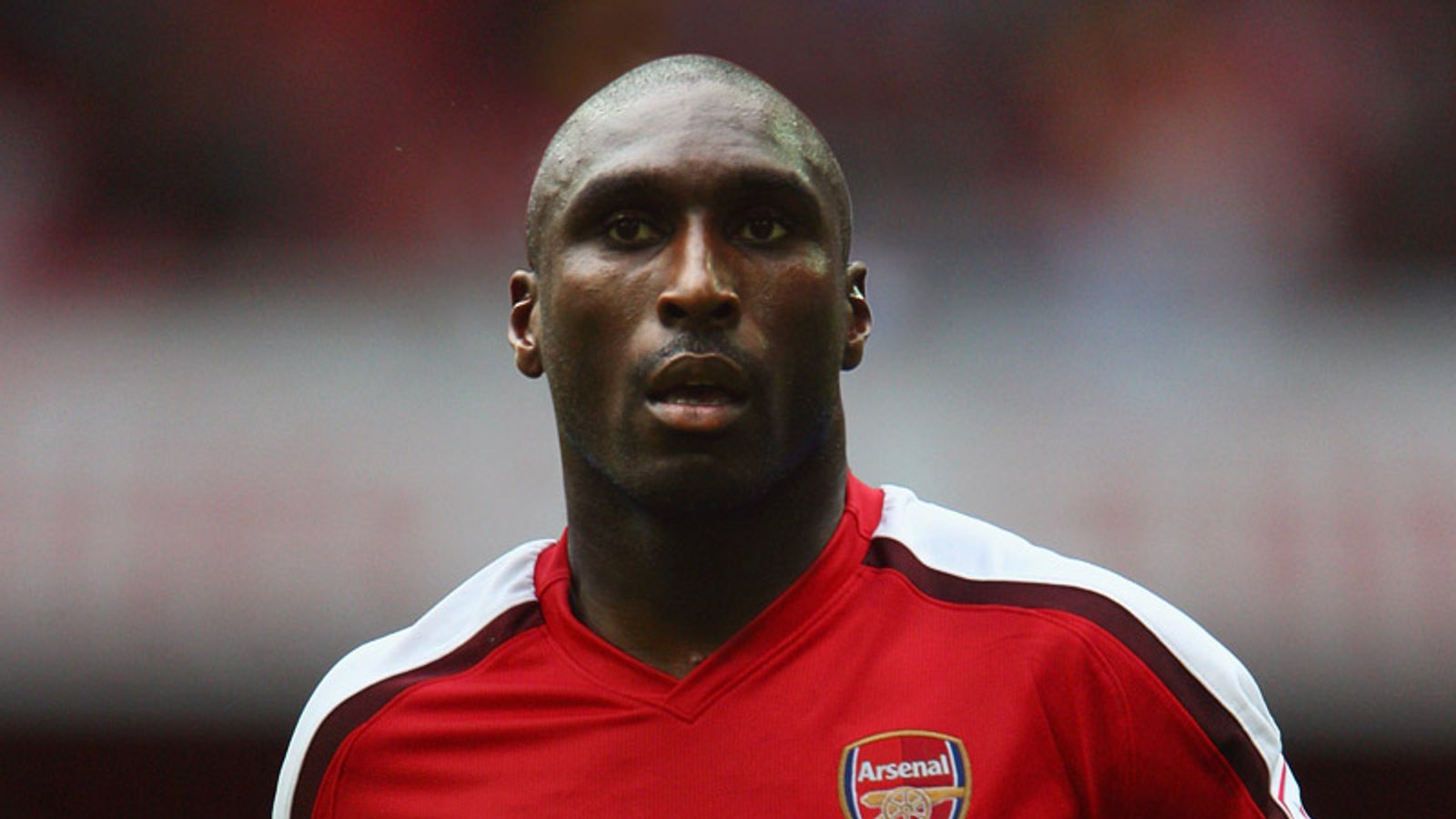 Trung vệ Sol Campbell: Gia nhập Arsenal từ đại kình địch Tottenham Hotspur năm 2001, Campell sau đó có 5 năm vô cùng thành công cùng Pháo Thủ với 2 chức vô địch Premier League, 3 FA Cup và 2 Community Shield.