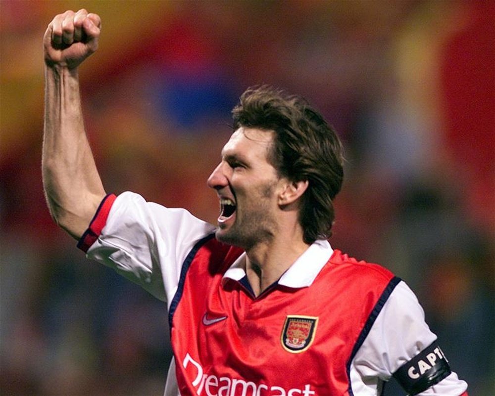 Trung vệ Tony Adams: Chơi bên cạnh Campbell ở vị trí trung vệ sẽ là biểu tượng của lòng trung thành, Adams. Cựu danh thủ người Anh đã dành trọn 22 năm sự nghiệp cầu thủ chuyên nghiệp gắn bó với Pháo Thủ. Quãng thời gian trên, Adams có 4 lần lên ngôi vương Premier League, giành 3 FA Cup cùng 2 League Cup.