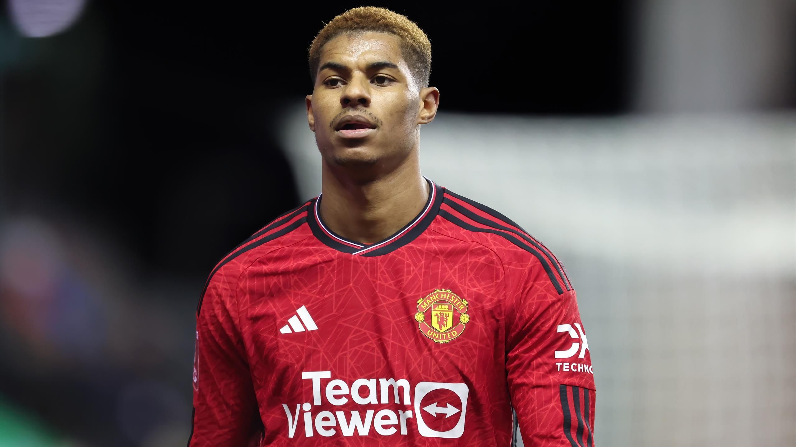 Rashford được Deeney bảo vệ.