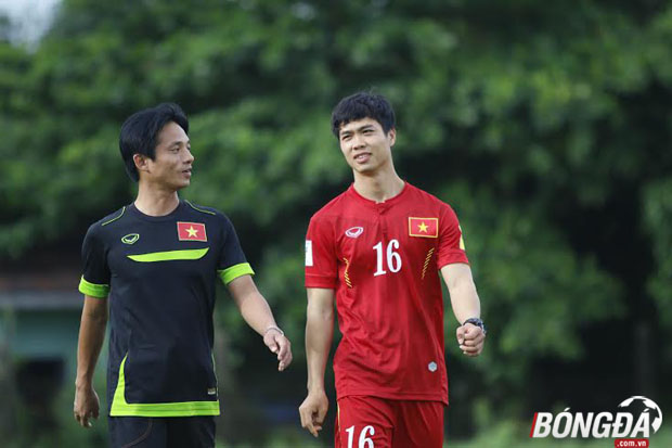 Công Phượng phải tập riêng cùng bác sỹ Nguyễn Trọng Thủy chiều ngày 05/06. Ảnh: Gia Minh.