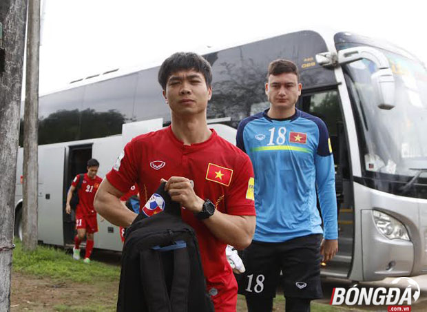 Dù gặp chấn thương nhưng Công Phượng vẫn di chuyển cùng toàn đội ra sân tập. Ảnh: Gia Minh.