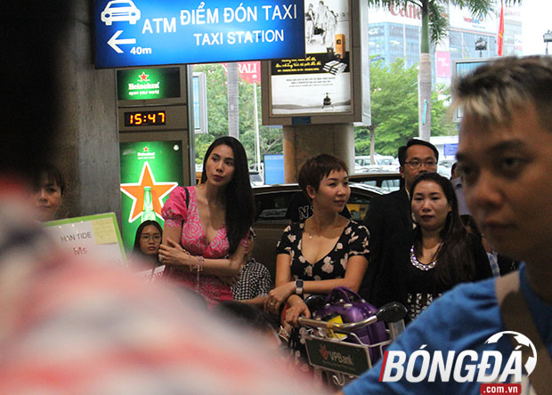 Có mặt sớm nhưng ĐT Việt Nam ra hơi muộn khiến ca sĩ Thủy Tiên có phần sốt ruột khi phải chờ đợi. Ảnh: Đình Viên.