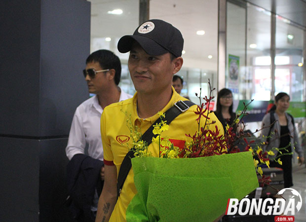 Tiền đạo Lê Công Vinh và HLV Hữu Thắng là những người ra muộn nhất khi đợi các cầu thủ ĐT Việt Nam lấy xong hành lý. Ảnh: Đình Viên.