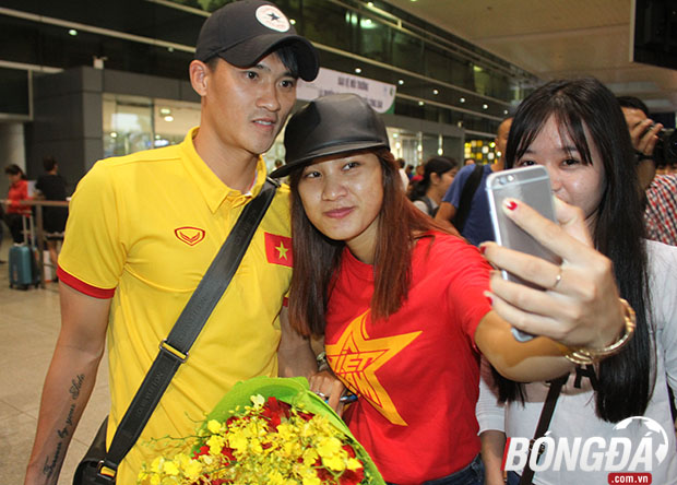 Chưa kịp gặp vợ yêu Thủy Tiên, Công Vinh đã bị rất nhiều fan quây kín. Ảnh: Đình Viên.