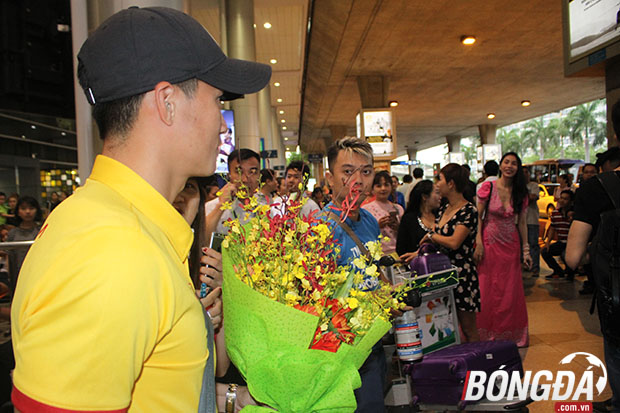 Ngay sau khi bước ra cổng chờ, Công Vinh tiến thẳng đến với bà xã Thủy Tiên. Ảnh: Đình Viên.